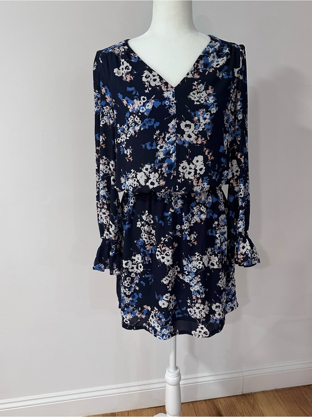 Lila Rose Navy Floral V-Neck Long Sleeve Mini Dress w/ elastic waist Size 4